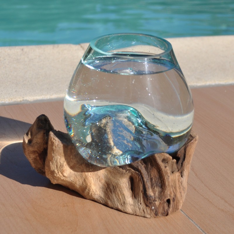 Ce vase est en verre recyclé soufflé à la bouche en fusion sur du bois flotté.
