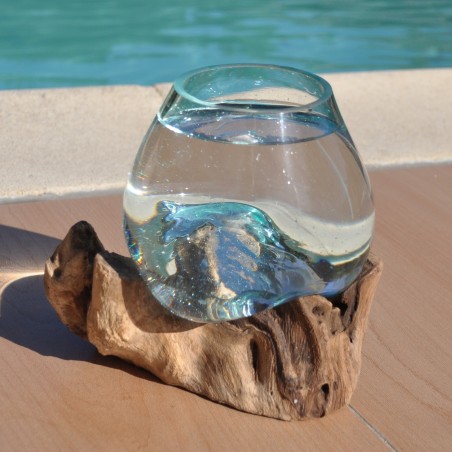Ce vase est en verre recyclé soufflé à la bouche en fusion sur du bois flotté.