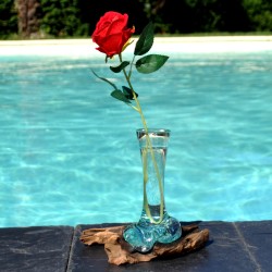 Un soliflore en verre recyclé soufflé en fusion sur du bois flotté et le verre se sort pour le lavage