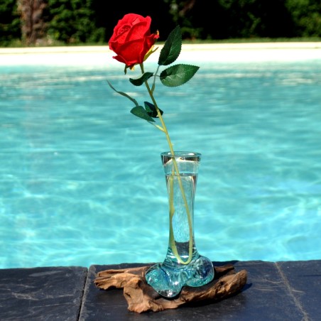 Un soliflore en verre recyclé soufflé en fusion sur du bois flotté et le verre se sort pour le lavage