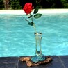Un soliflore en verre recyclé soufflé en fusion sur du bois flotté et le verre se sort pour le lavage