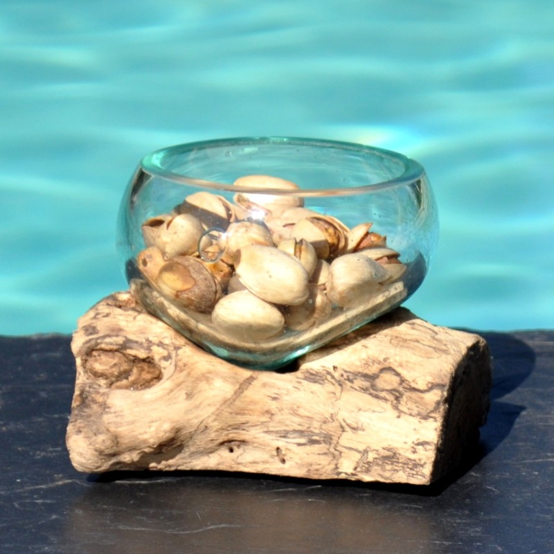 Terrarium, saladier ou ramequin en verre recyclé soufflé coulé en fusion sur du bois flotté.
