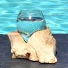 Verre soufflé moulé sur du bois