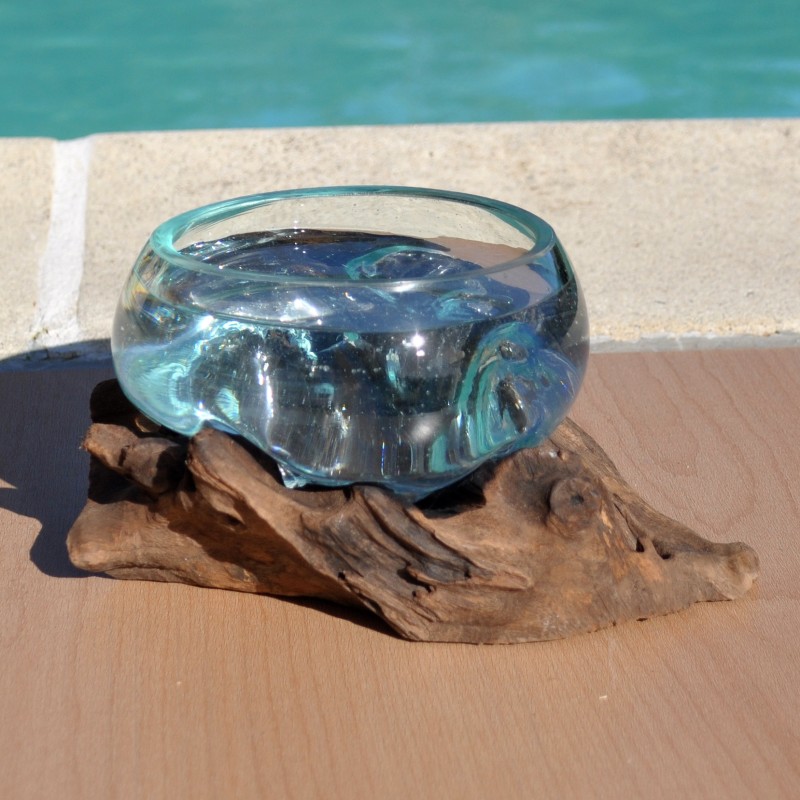 Un ramequin en verre recyclé soufflé coulé en fusion sur du bois flotté.