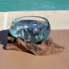 Un ramequin en verre recyclé soufflé coulé en fusion sur du bois flotté.