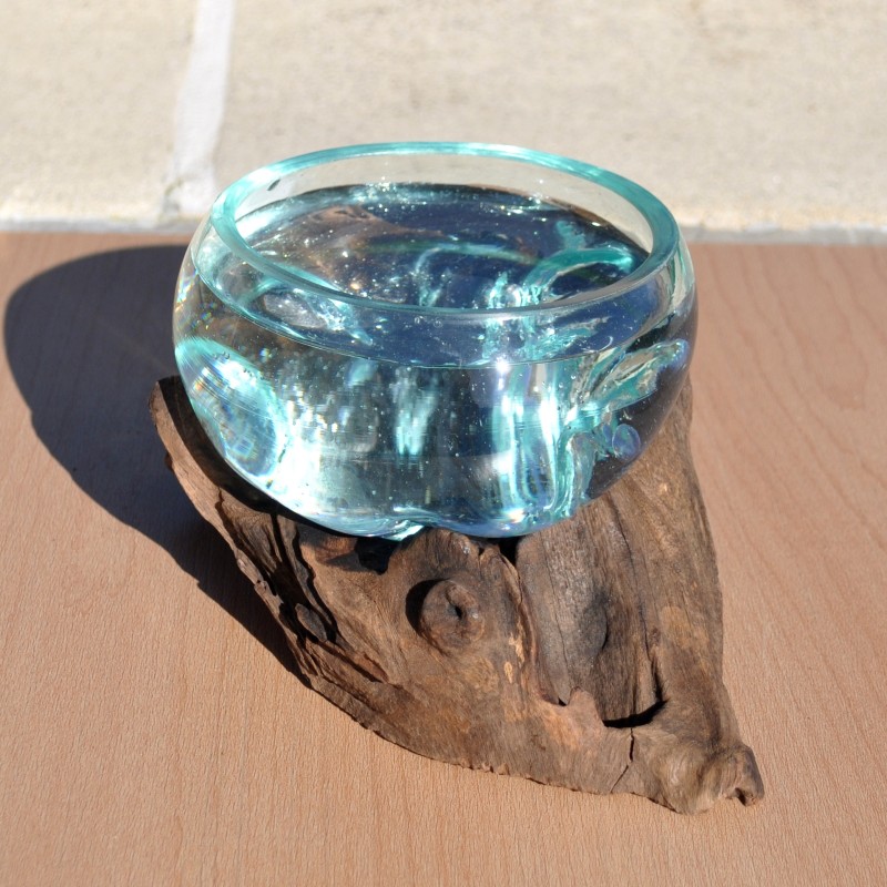 Saladier ou ramequin en verre recyclé soufflé coulé en fusion sur du bois flotté.