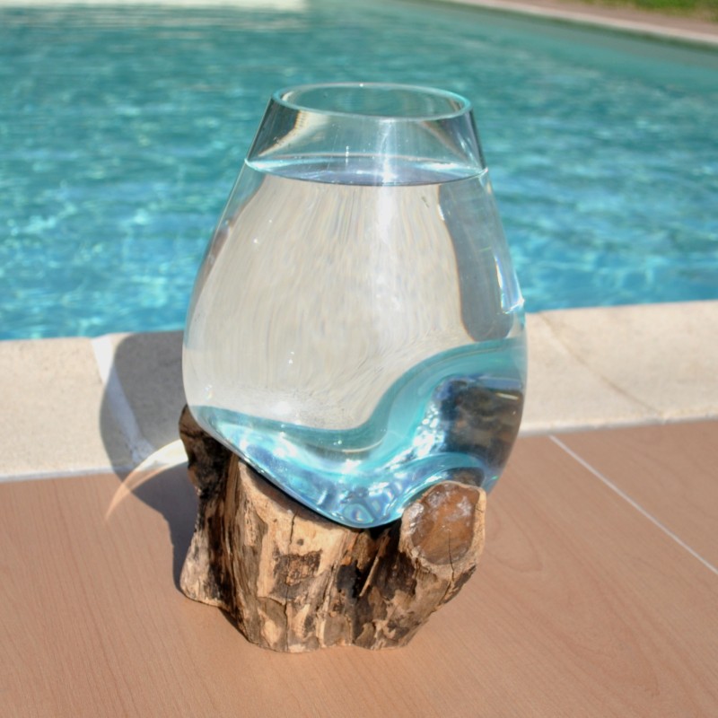 Un aquarium en verre recyclé soufflé à la bouche en fusion sur du bois flotté, le vase est amovible pour le laver.