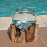 Un vase en verre recyclé soufflé à la bouche en fusion sur du bois flotté