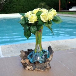 Un soliflore en verre recyclé fondu puis soufflé en fusion sur du bois flotté et le verre se sort pour le lavage