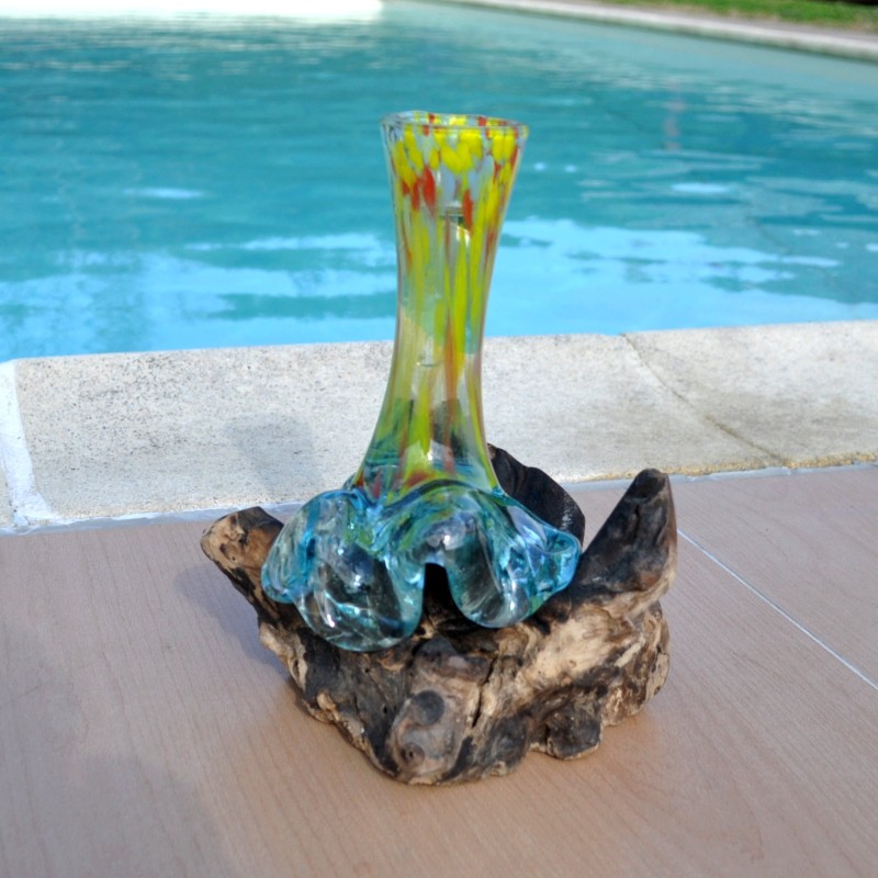 Un soliflore en verre recyclé  soufflé en fusion sur du bois flotté et le verre se sort pour le lavage
