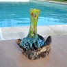 Un soliflore en verre recyclé  soufflé en fusion sur du bois flotté et le verre se sort pour le lavage