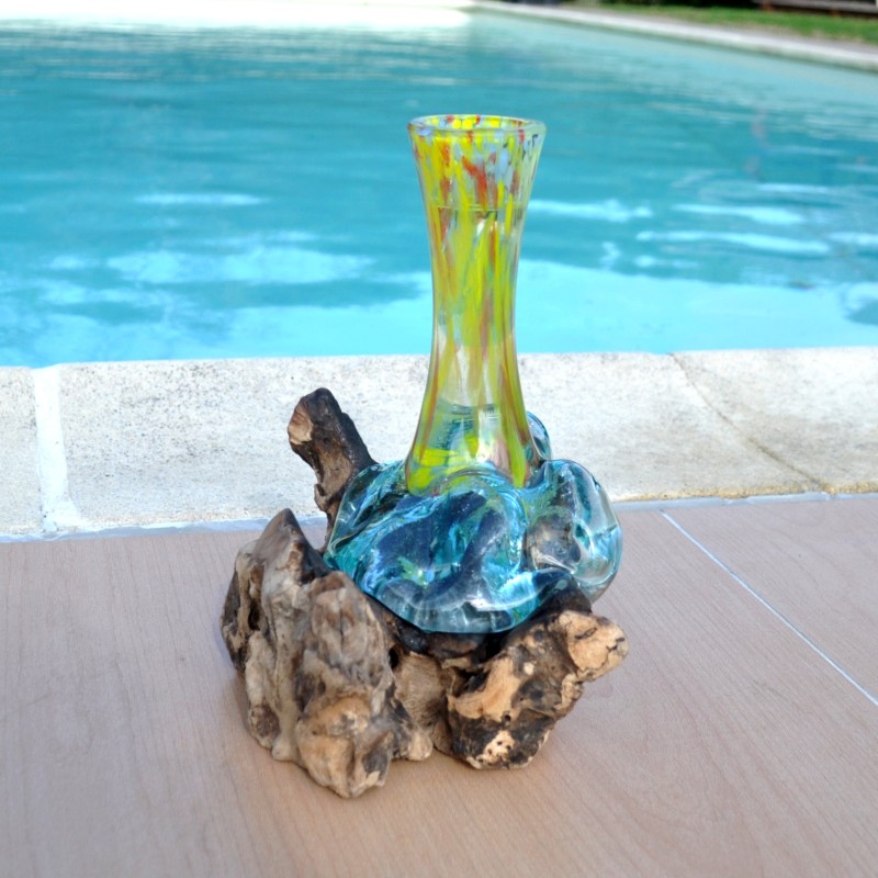 Soliflore en verre recyclé  soufflé en fusion sur du bois flotté et le verre se sort pour le lavage