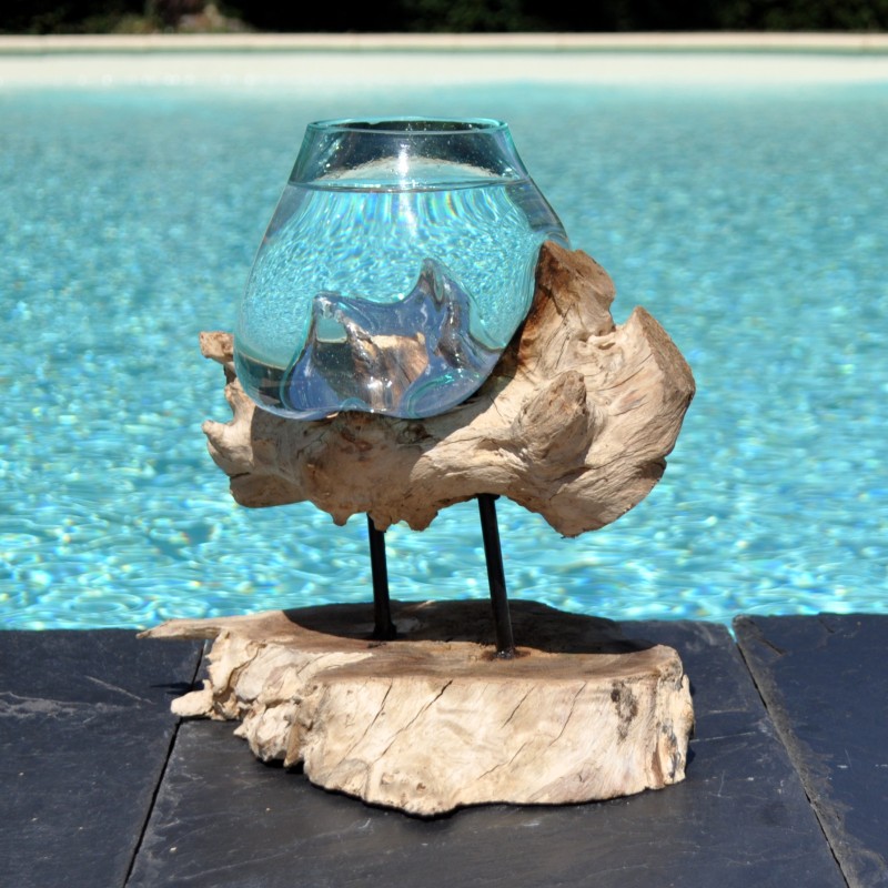 Verre recyclé soufflé en fusion sur du bois flotté.