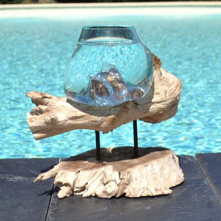 Aquarium en verre recyclé soufflé sur du bois flotté.