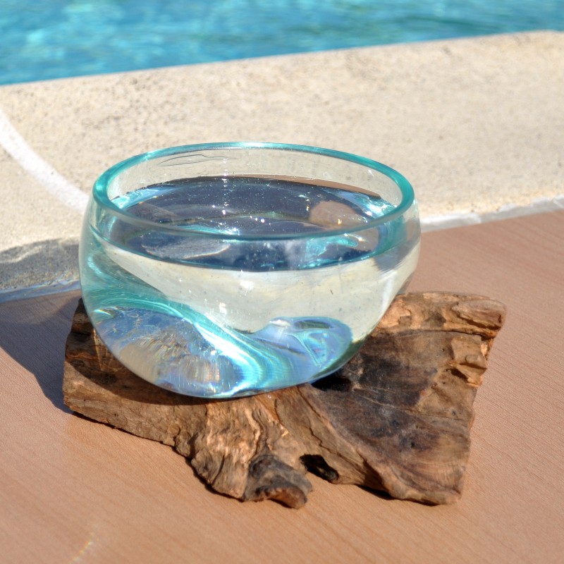 Saladier ou ramequin en verre recyclé soufflé coulé en fusion sur du bois flotté.
