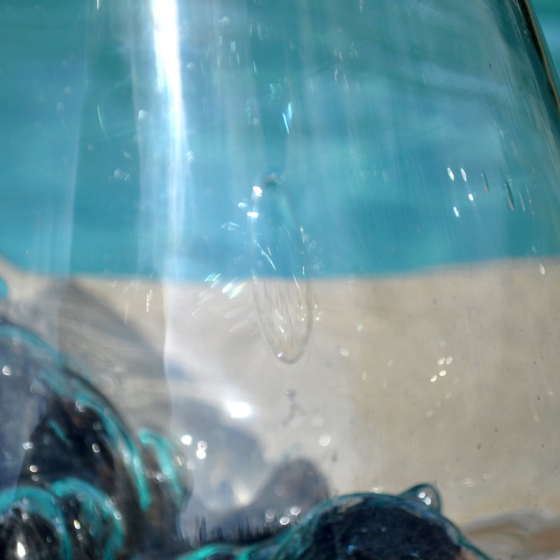 Un gros bol à punch en verre recyclé soufflé à la bouche en fusion sur du bois flotté.