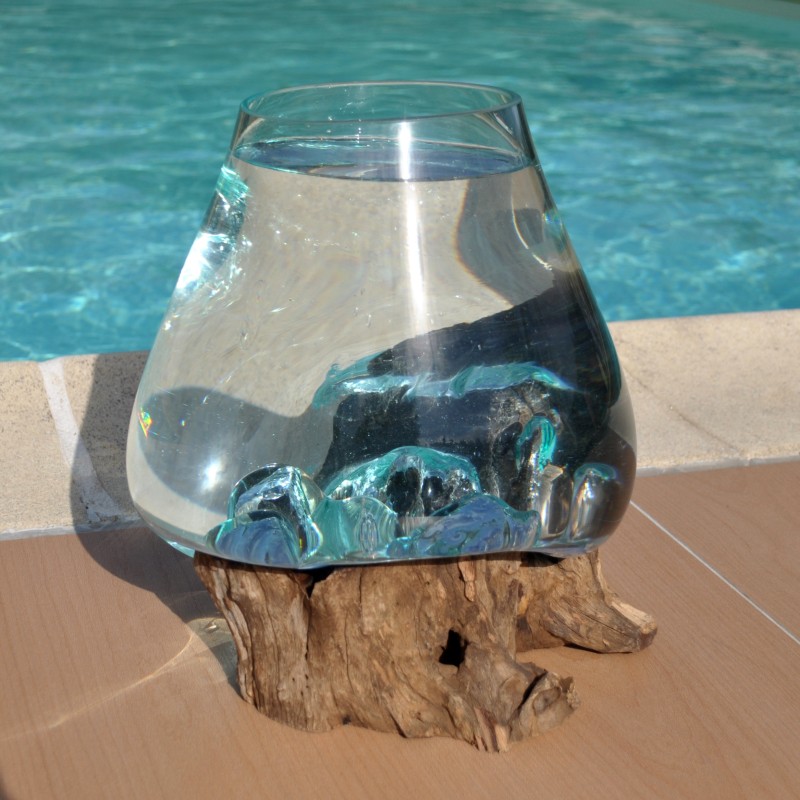 Un aquarium en verre recyclé soufflé à la bouche en fusion sur du bois flotté, le vase est amovible pour le lavage.