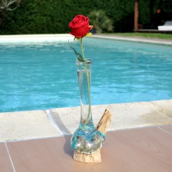 Un soliflore en verre recyclé fondu puis soufflé en fusion sur du bois flotté et le verre se sort pour le lavage