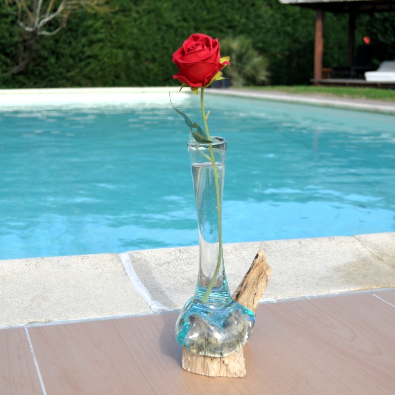 Un soliflore en verre recyclé soufflé en fusion sur du bois flotté dont le verre se sort pour le lavage