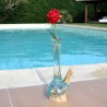 Un soliflore en verre recyclé soufflé en fusion sur du bois flotté dont le verre se sort pour le lavage