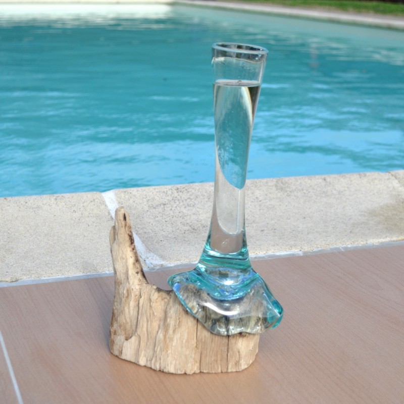 Un soliflore en verre recyclé soufflé en fusion sur du bois flotté dont le verre se sort pour le lavage au lave-vaisselle