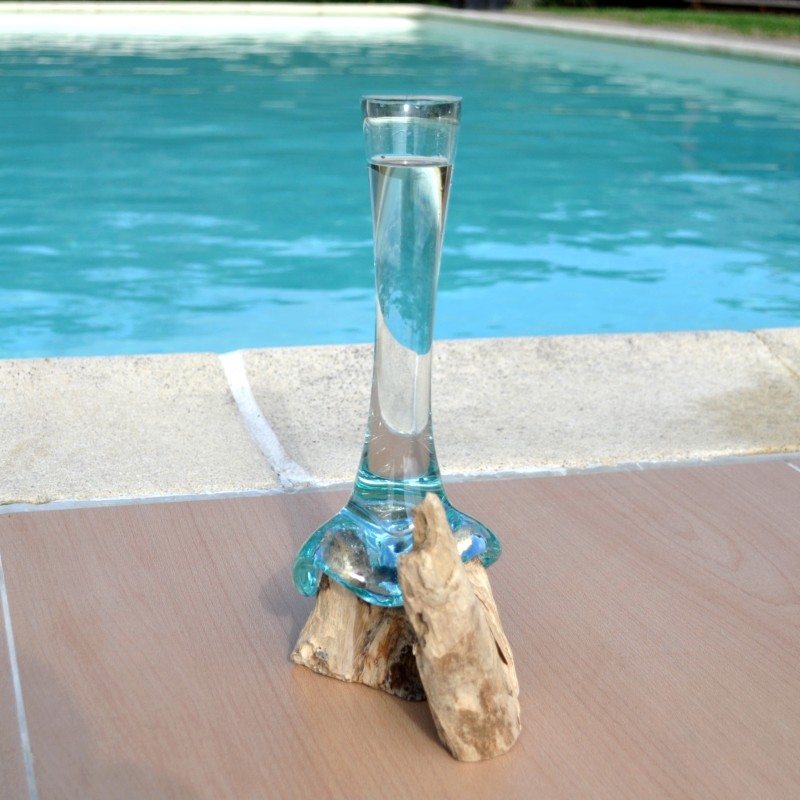 Un soliflore en verre recyclé soufflé en fusion sur du bois flotté dont le verre se sort pour le mettre au lave-vaisselle