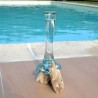 Un soliflore en verre recyclé soufflé en fusion sur du bois flotté dont le verre se sort pour le mettre au lave-vaisselle