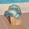 Un vase en verre soufflé et moulé sur du bois