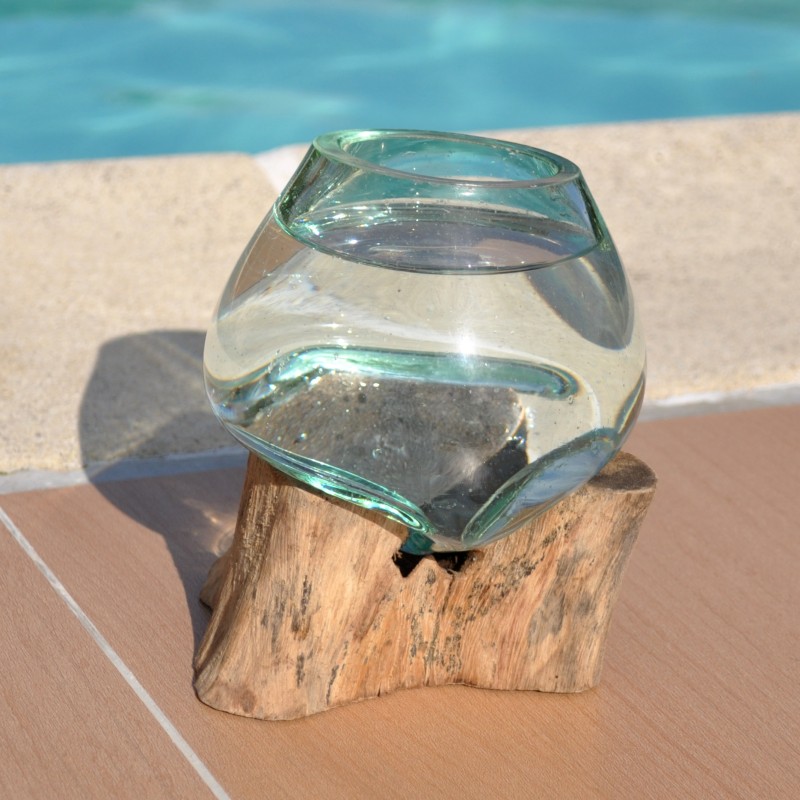 Tasse à café en verre recyclé soufflé à la bouche en fusion sur du bois flotté.