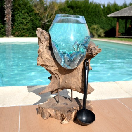 Un aquarium en verre recyclé soufflé en fusion sur du bois flotté, le verre est amovible pour le lavage.