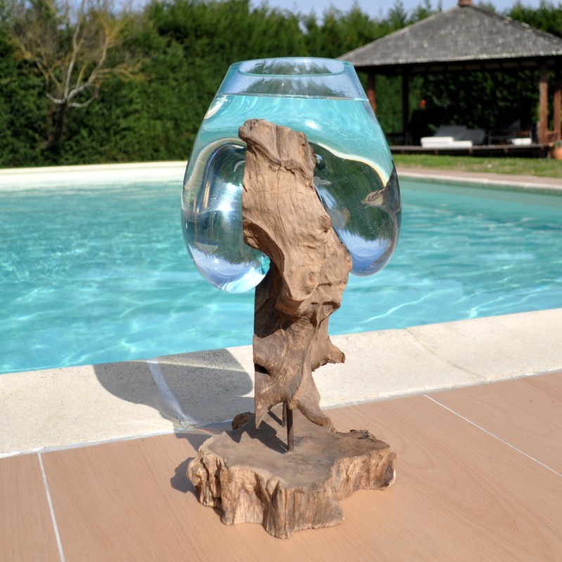 Verre recyclé soufflé en fusion sur du bois flotté