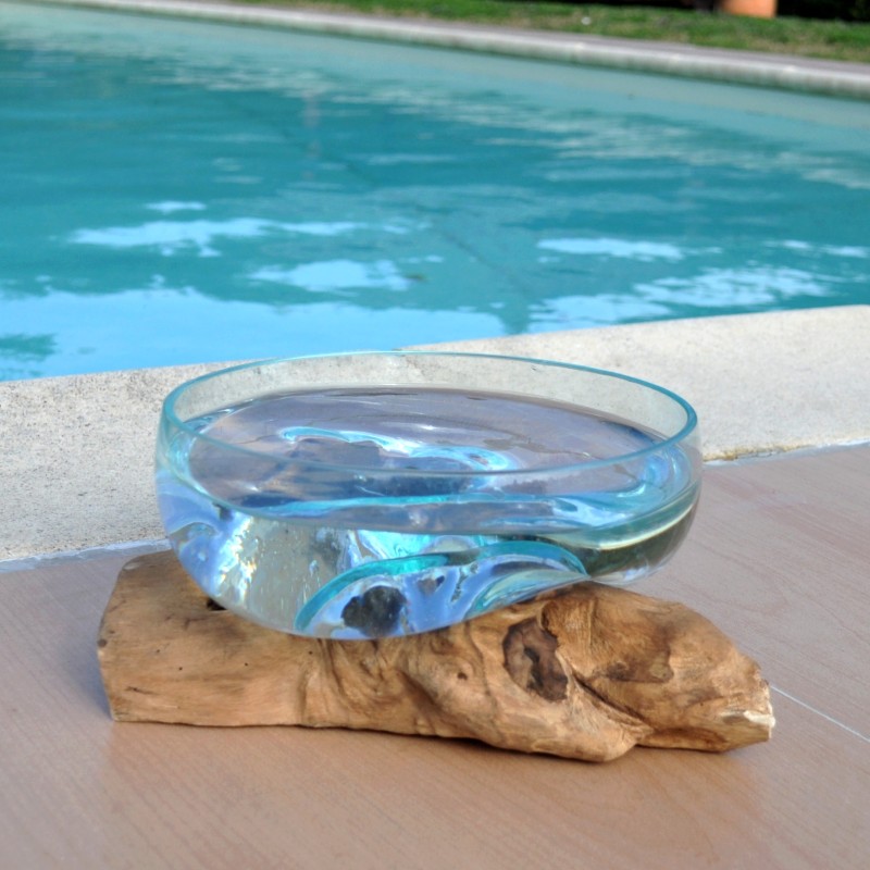 Saladier ou ramequin en verre recyclé soufflé à la bouche en fusion sur du bois flotté.