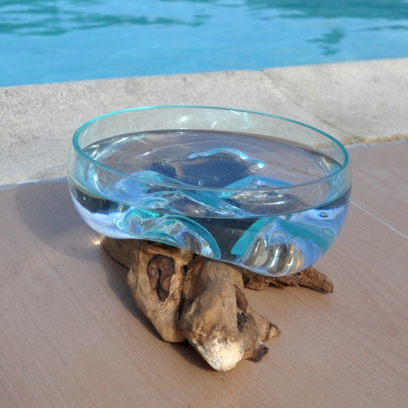 Cette vasque a été faite en verre recyclé soufflé à la bouche en fusion sur du bois flotté.