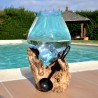 Un magnifique aquarium en verre recyclé soufflé sur du bois flotté