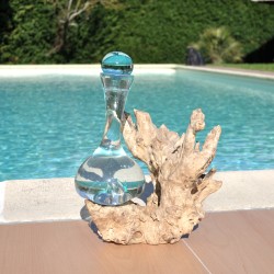Verre recyclé soufflé et moulé sur du bois flotté