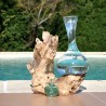 Une superbe carafe à vin ou vase en verre recyclé soufflé sur du bois.