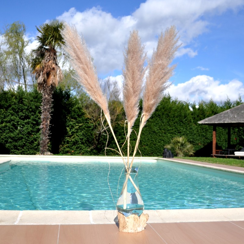 Vase en verre recyclé soufflé en fusion sur du bois flotté