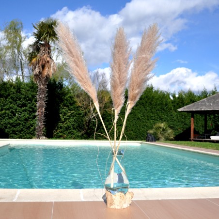 Vase en verre recyclé soufflé en fusion sur du bois flotté