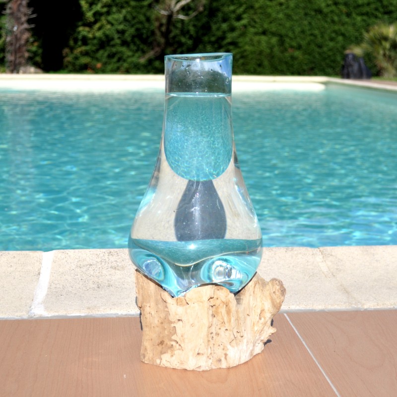 Carafe ou vase en verre recyclé soufflé en fusion sur du bois flotté de teck