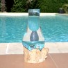Carafe ou vase en verre recyclé soufflé en fusion sur du bois flotté de teck