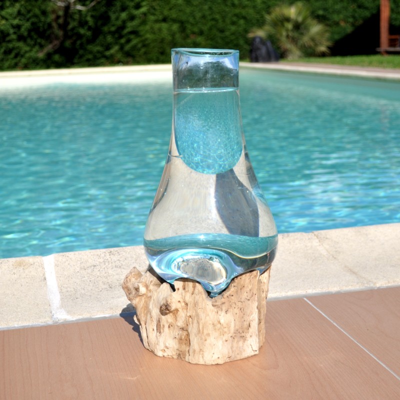 Vase en verre recyclé soufflé en fusion à la bouche sur du bois flotté