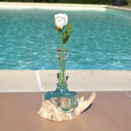 Le verre de soliflore fait en verre recyclé soufflé en fusion sur du bois flotté se sort pour le lavage