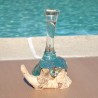 Un soliflore en verre recyclé soufflé en fusion sur du bois flotté et le verre se sort pour le lavage