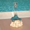 Un soliflore en verre recyclé soufflé en fusion sur du bois flotté et le verre se sort pour le laver.