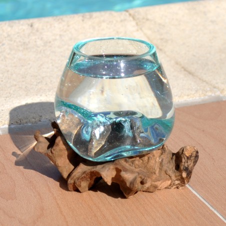 Un vase en verre soufflé et moulé sur du bois