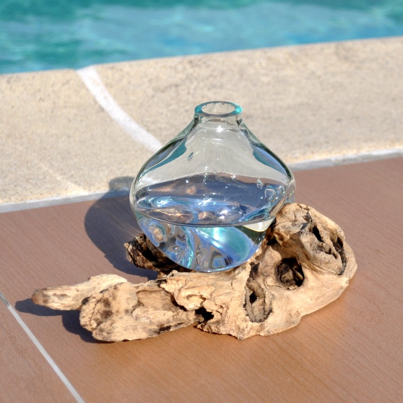 Un superbe diffuseur de parfum en verre recyclé soufflé en fusion sur du bois flotté