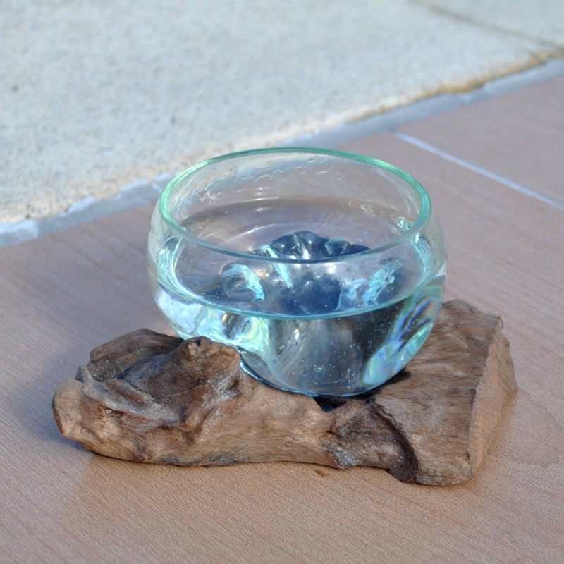Un terrarium, saladier ou ramequin en verre recyclé soufflé coulé en fusion sur du bois flotté.