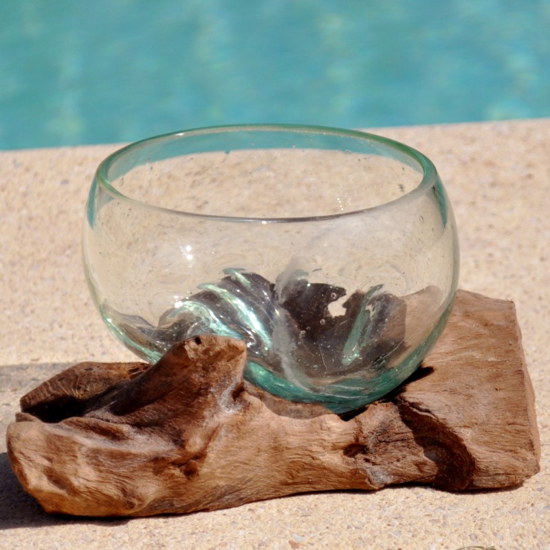 Ramequin en verre recyclé soufflé sur du bois flotté