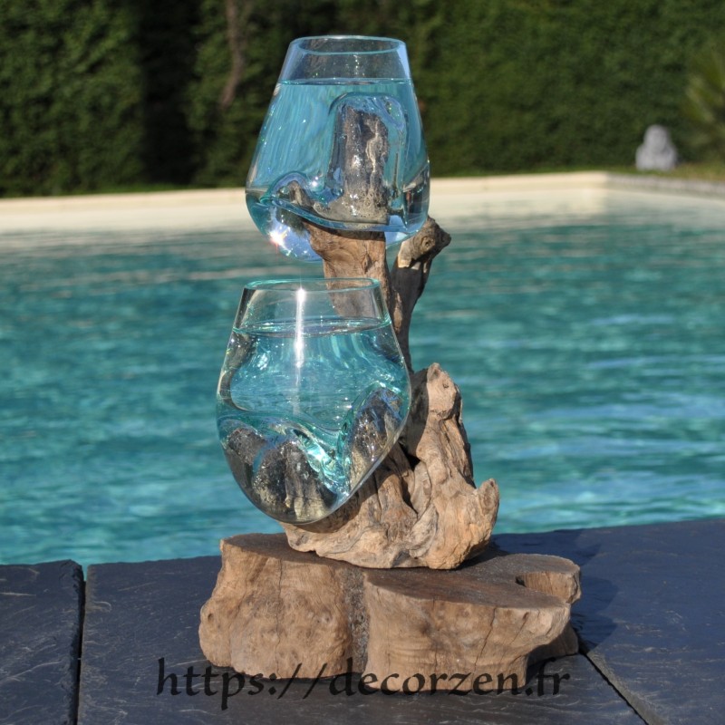 Verre recyclé soufflé et moulé sur du bois flotté