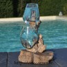 Verre recyclé soufflé et moulé sur du bois flotté